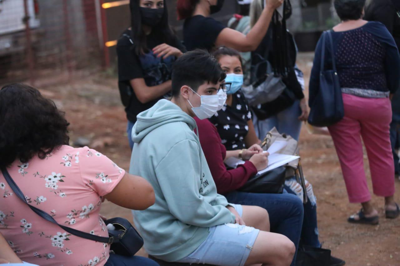 $!Familias se ponen a prueba en vacuna contra el Covid en Mazatlán. Madres e hijos aguantan horas para asegurar un turno