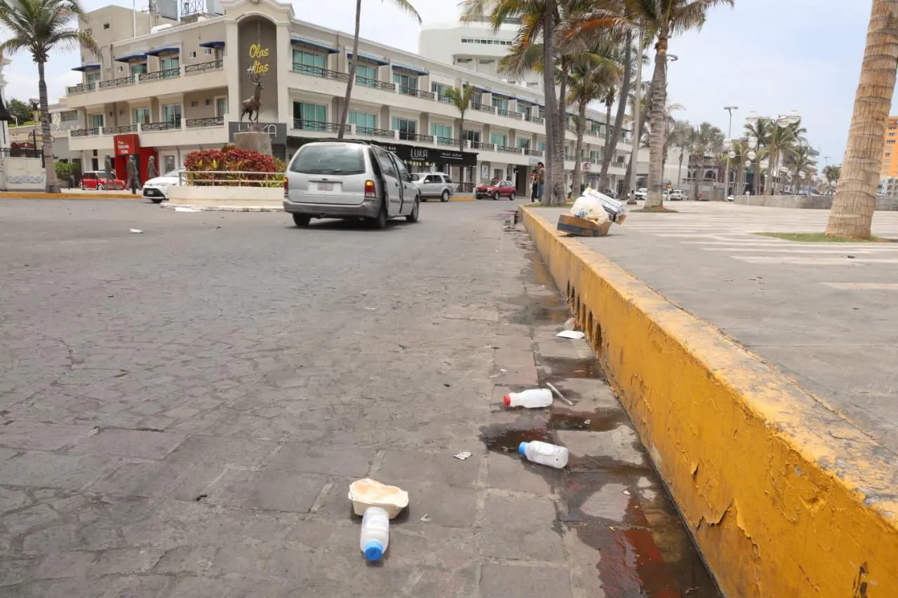 $!Olas Altas amanece con basura tras la ‘Fiesta del Futbol’ en Mazatlán