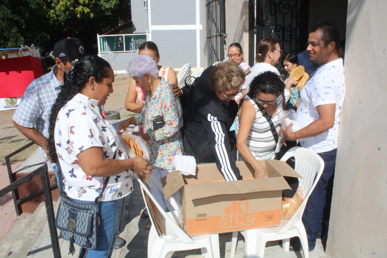 $!Leticia y Joel elaboran buñuelos y regalan en honor a San Judas Tadeo en Rosario