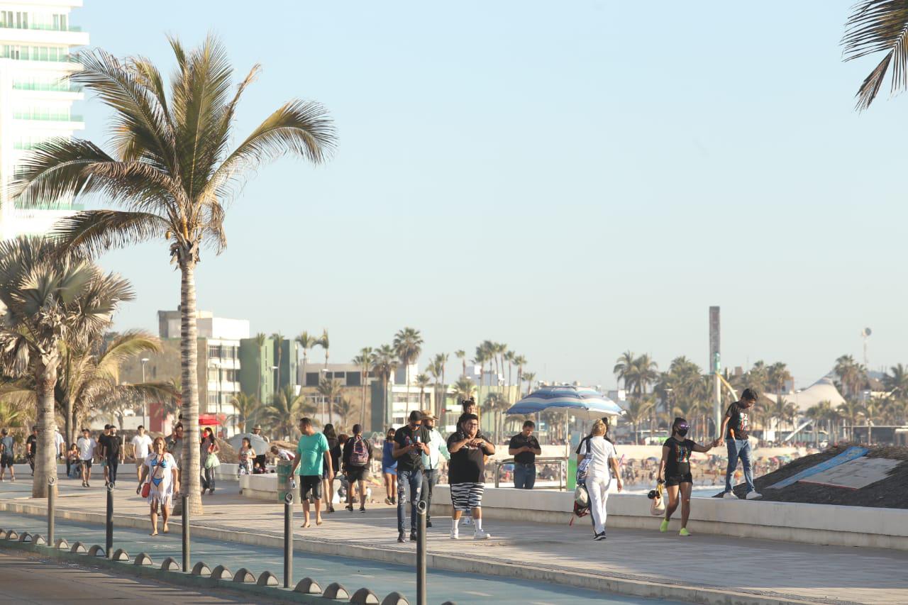 $!Acuden más de 10 mil bañistas a las playas de Mazatlán entre el sábado y domingo
