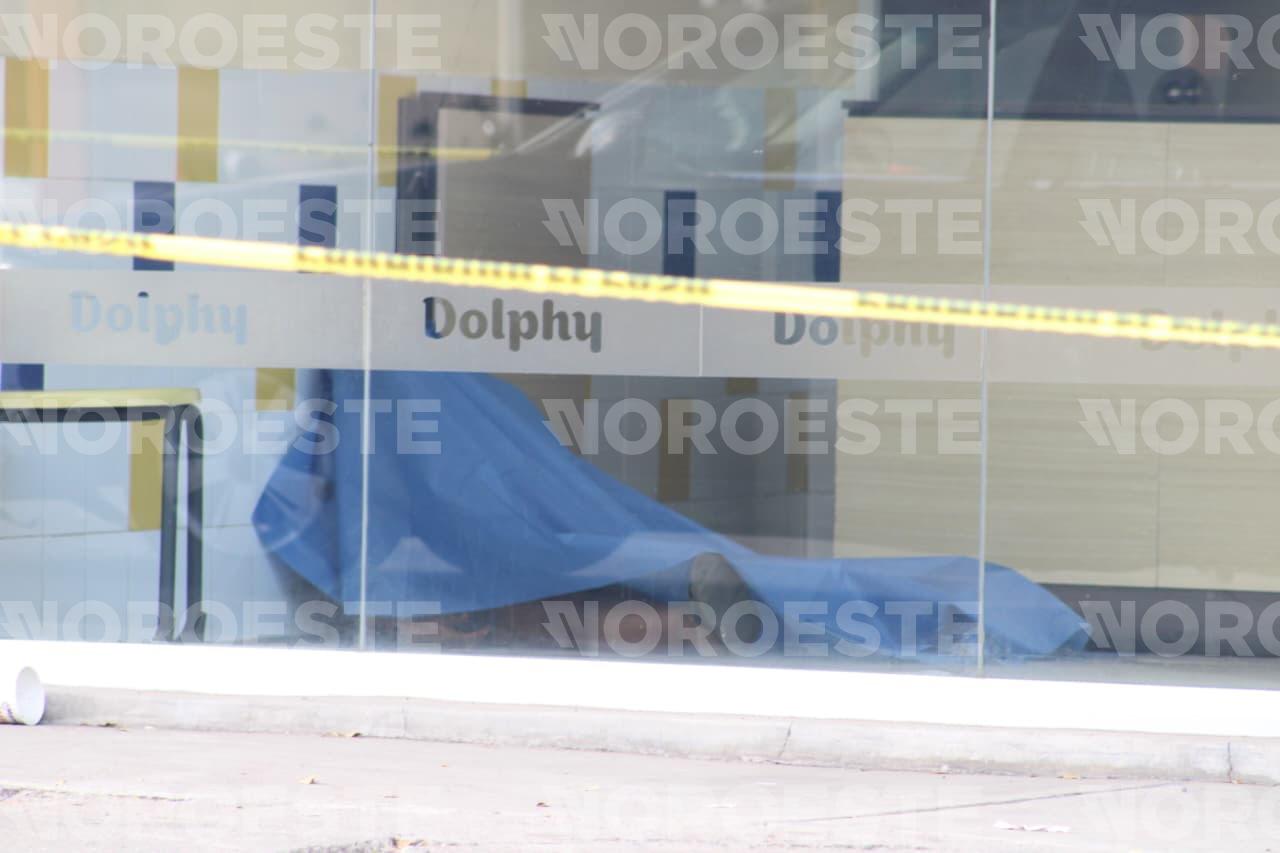 $!Asesinan a balazos a una mujer dentro de heladería sobre el bulevar Emiliano Zapata, en Culiacán