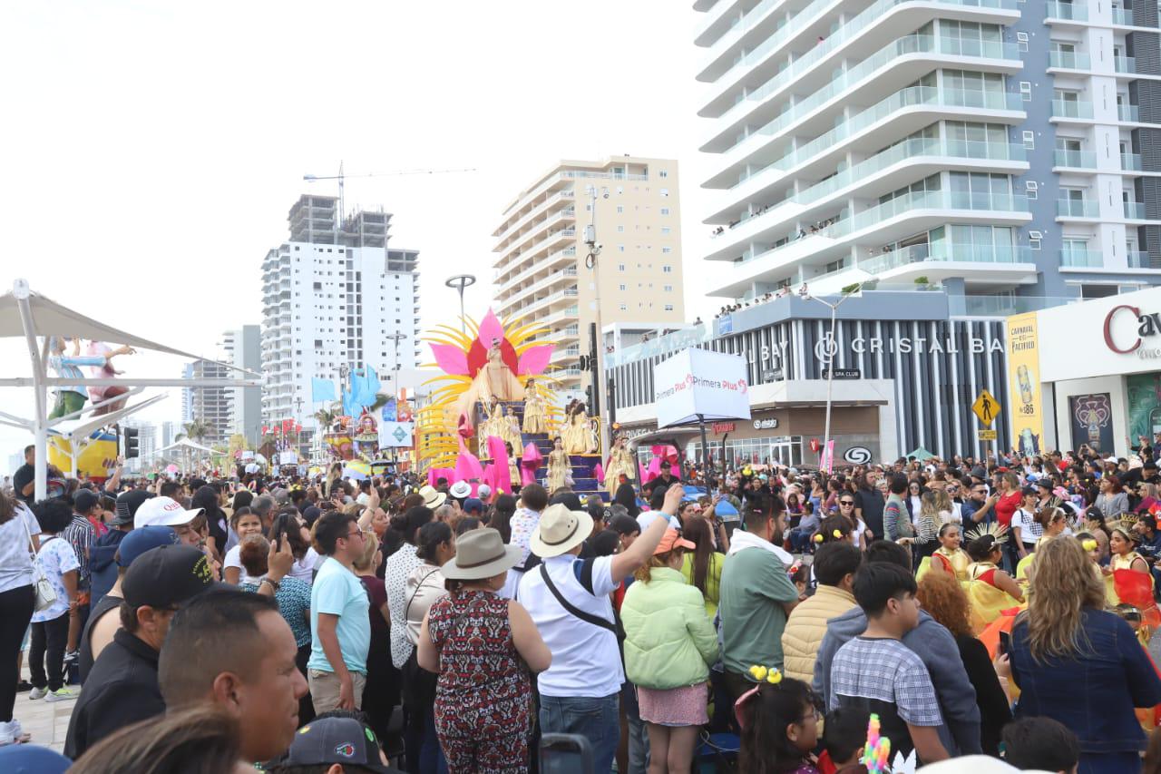 $!Se despide la realeza con emotividad en el segundo y último desfile del Carnaval de Mazatlán 2024