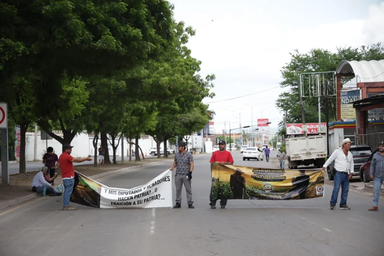 $!Desactivan agricultores bloqueo en la Calzada Aeropuerto en Culiacán; esperan reunión con funcionario federal este martes