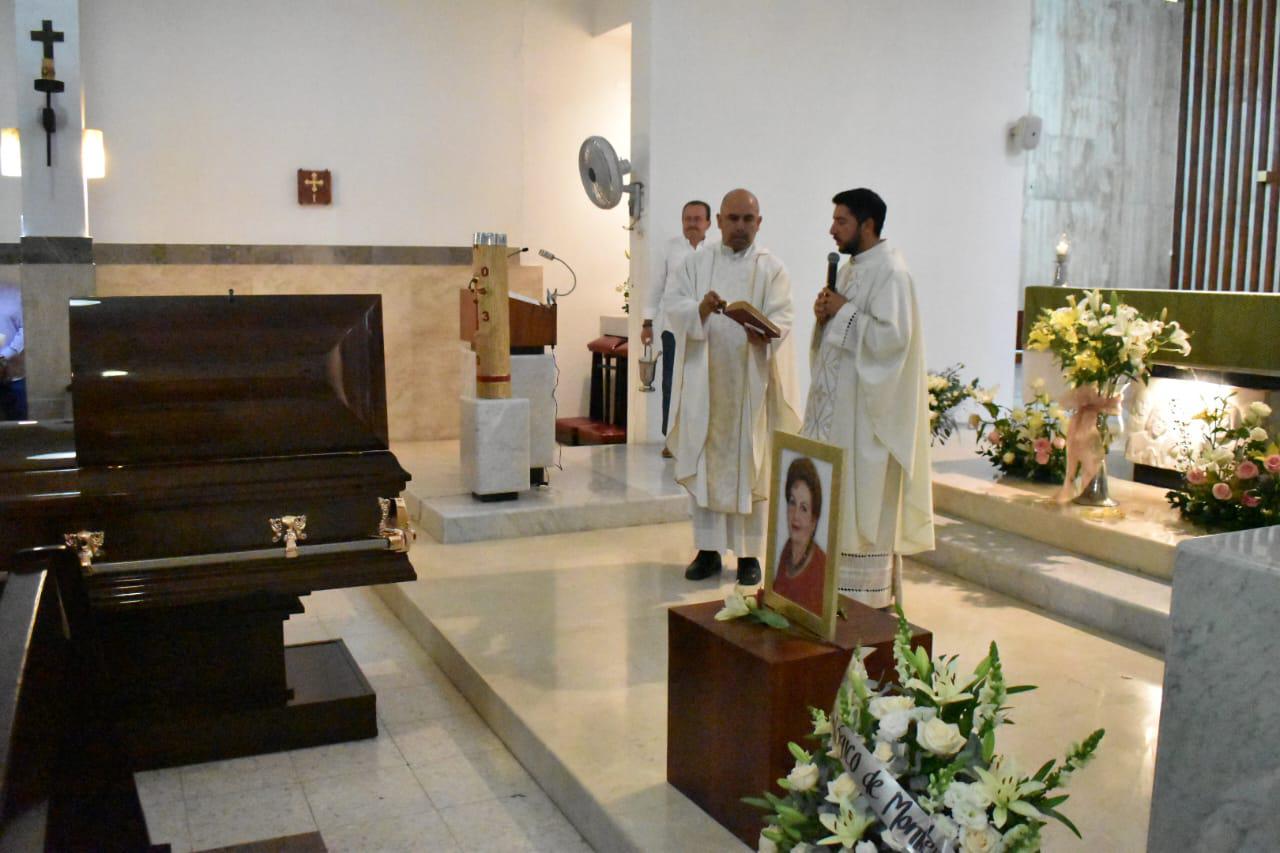 $!Los sacerdotes Juan Francisco Rendón y Christian Emiliano oficiaron la misa de cuerpo presente.