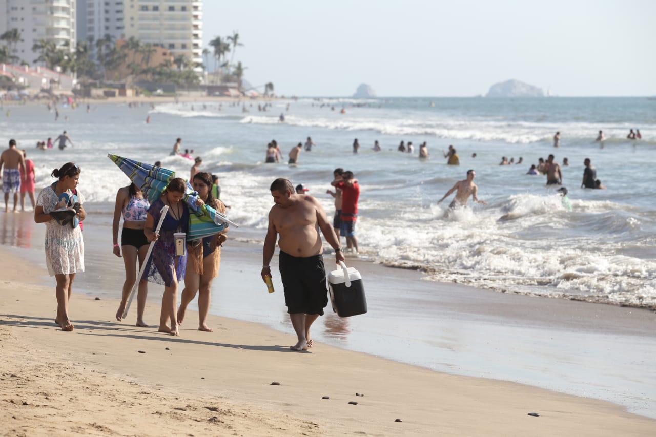 $!Miles de personas disfrutan de Mazatlán durante el ‘puente’ revolucionario
