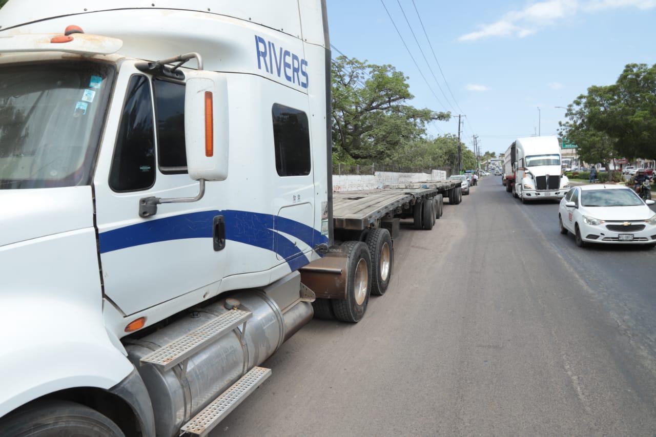 $!Carambola deja cinco vehículos dañados en la colonia Urías, en Mazatlán