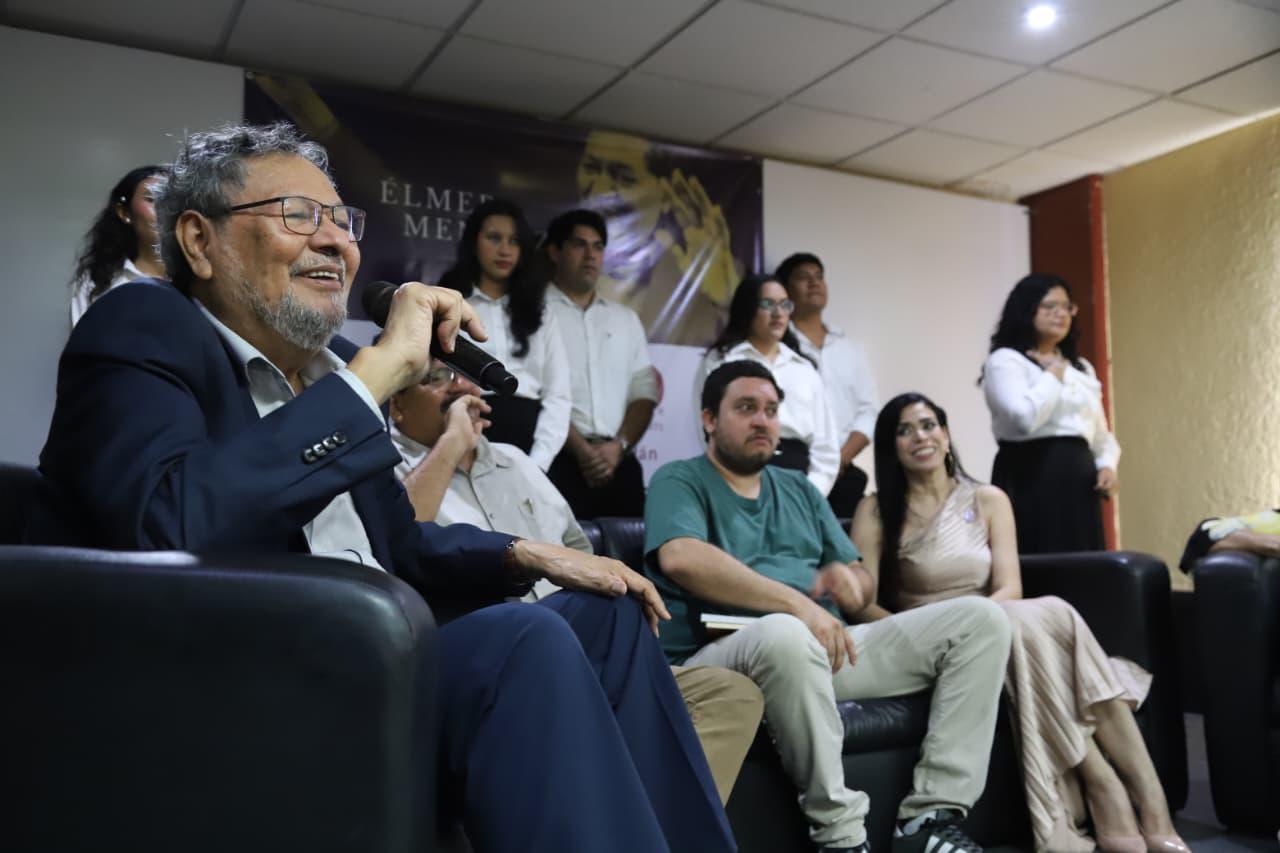 $!Mendoza compartió cómo fue el proceso de convertirse en escritor.