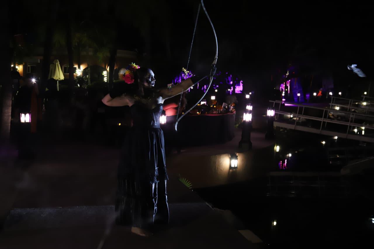 $!La catrina se convirtió en el centro de atención al llegar desde el mar en kayak y lanzando flechas luminosas.