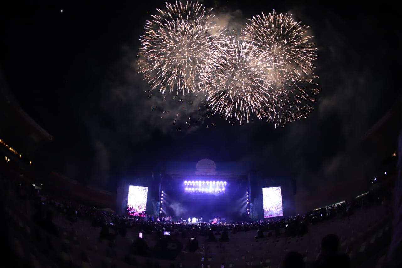 $!Una vez colocadas ambas coronas, estallaron los fuegos artificiales sobre el cielo porteño en el Estadio Teodoro Mariscal.