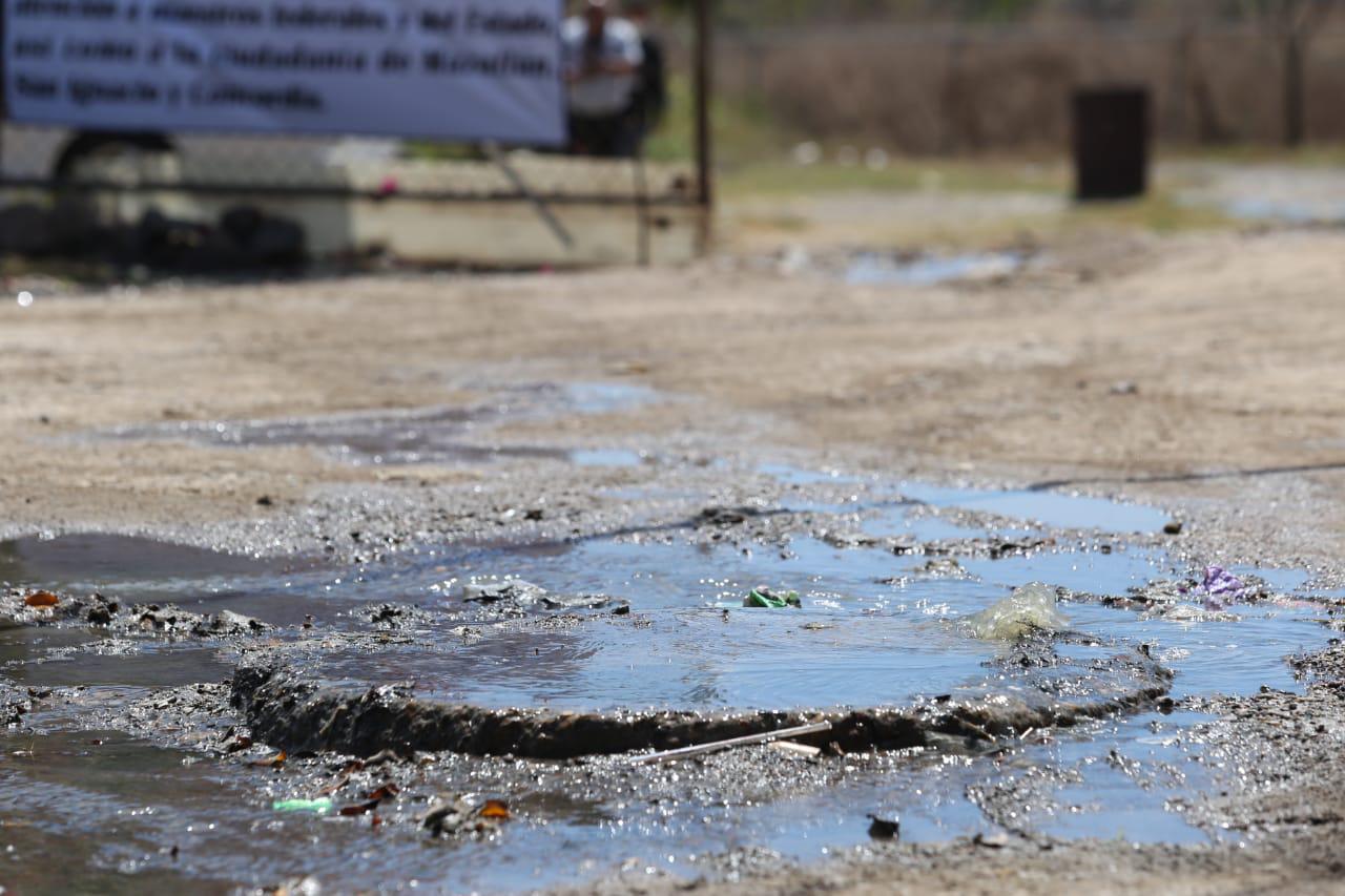 $!En Mazatlán, se derraman miles de litros de aguas negras en la Colonia Hacienda de Urías