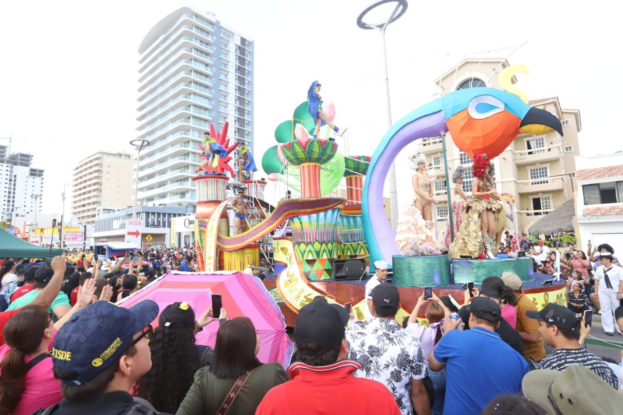 $!Se despide la realeza con emotividad en el segundo y último desfile del Carnaval de Mazatlán 2024