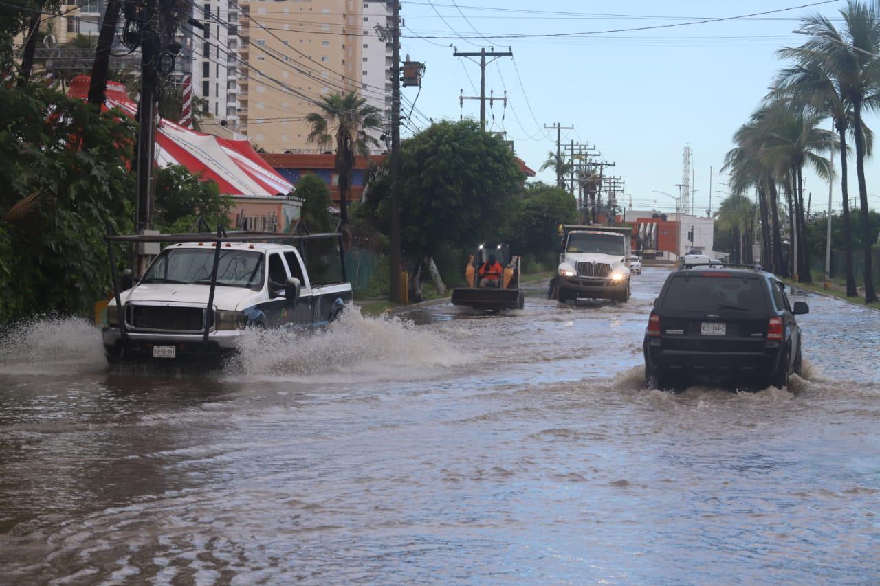$!Provocan lluvias inundaciones en tramos de avenidas de Mazatlán