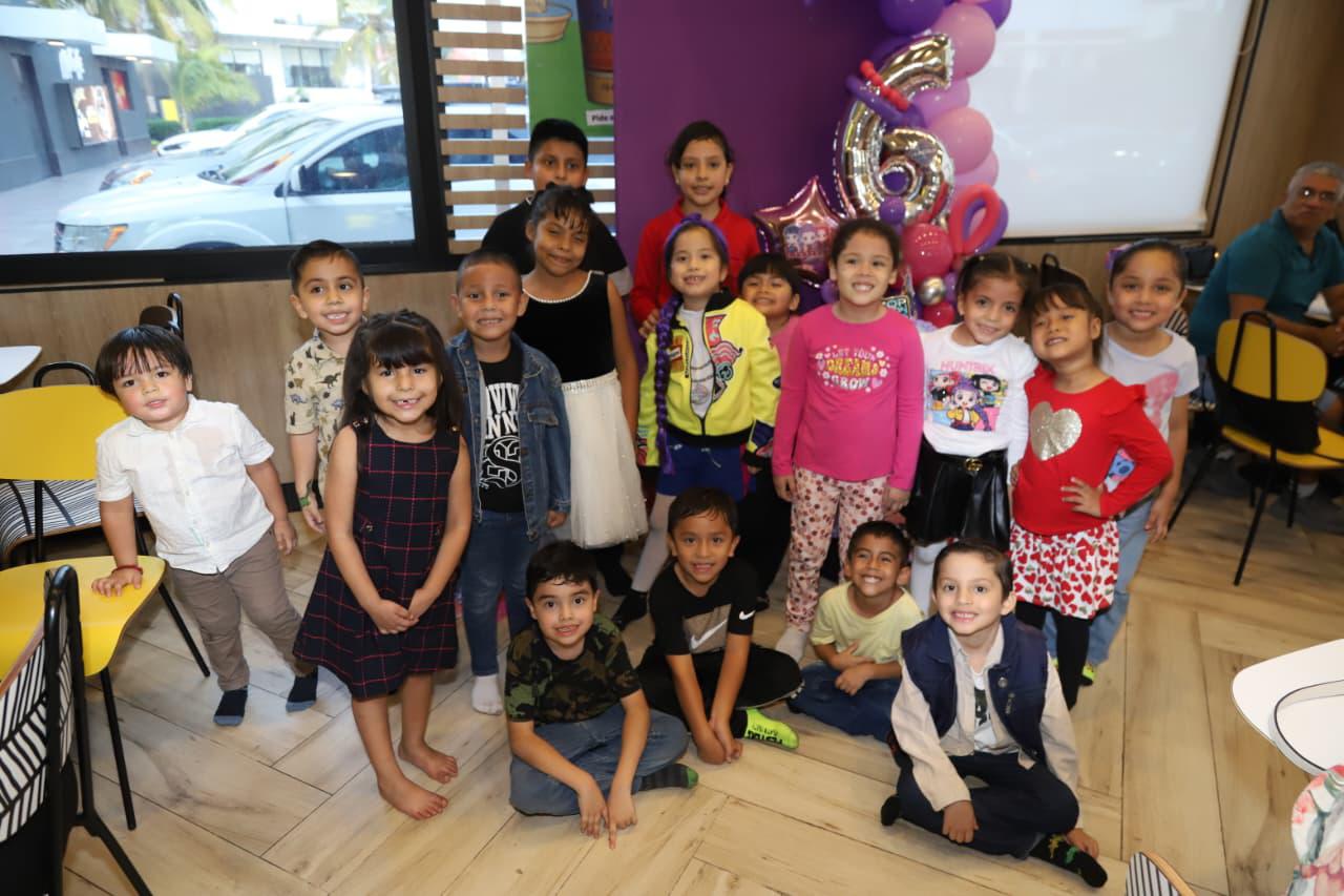 $!La festejada entre sus invitados.