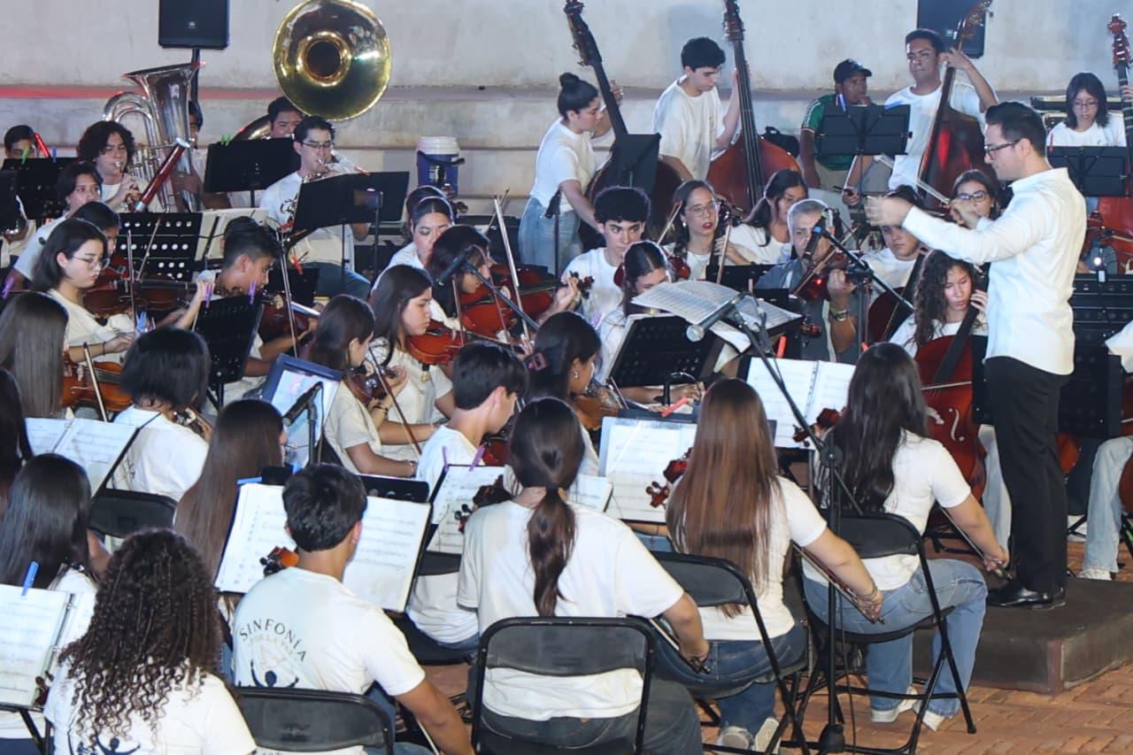 $!El concierto también apoyado por el Instituto Sinaloense de la Cultura fue dirigido por los maestros Sergio Freeman Osuna y Roberto Torres.