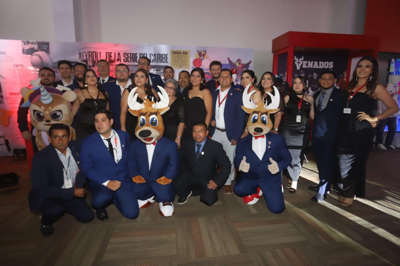$!Colaboradores del Club Venados se toman la fotografía del recuerdo.