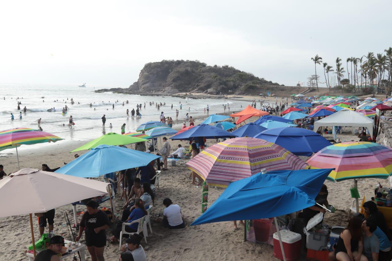 $!Viven tarde de algarabía en las playas de Mazatlán durante Semana Santa