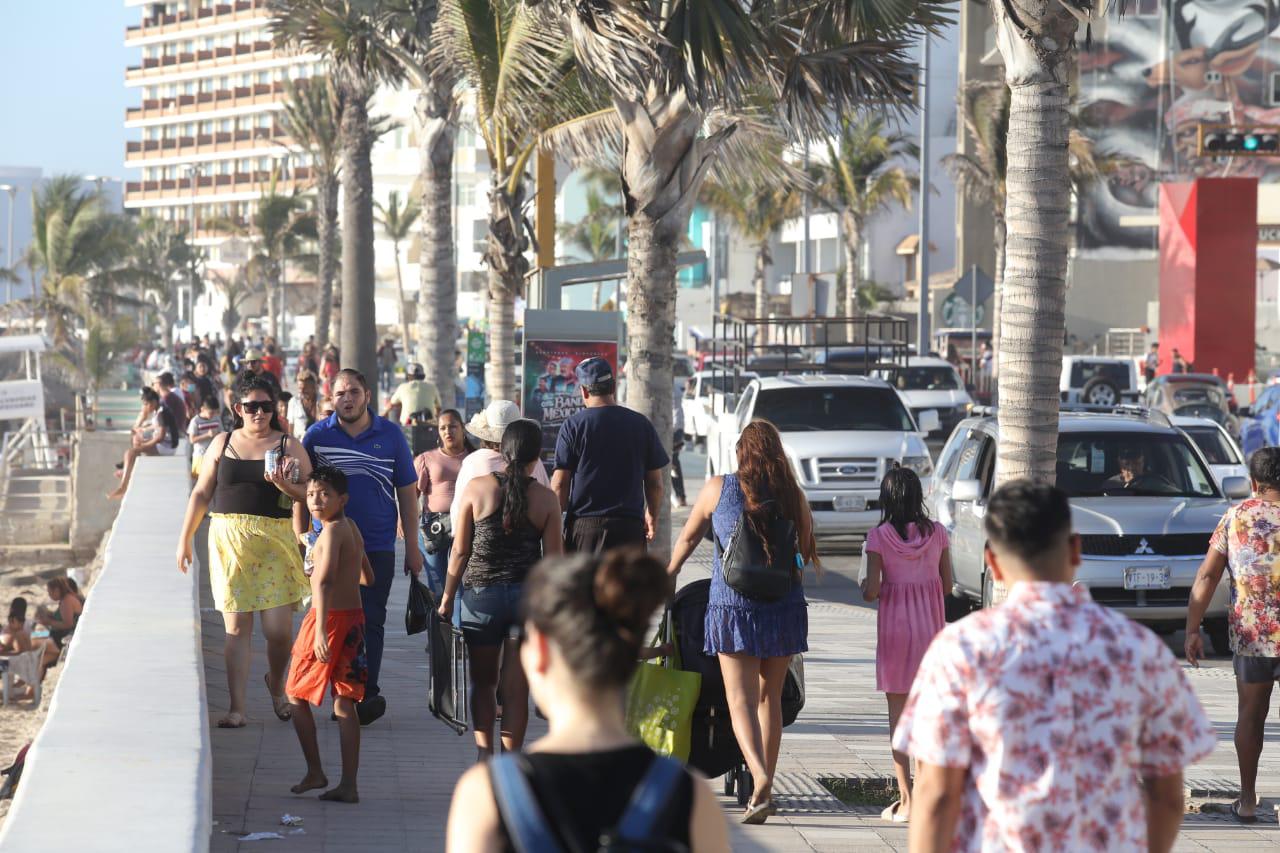 $!Acuden miles de personas a mitigar el calor en las playas de Mazatlán