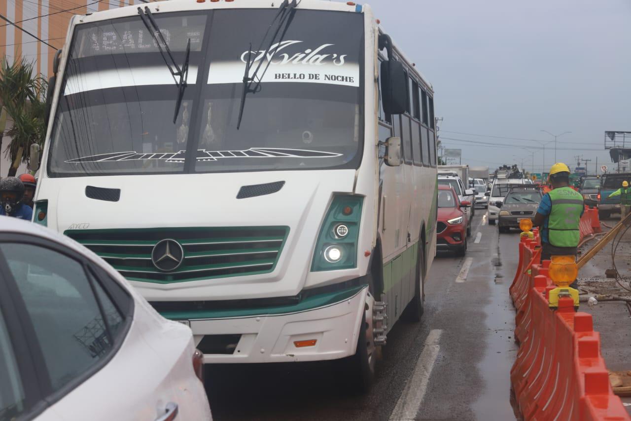 $!Obras en salida norte de Mazatlán generan caos vial y largas filas de tráfico