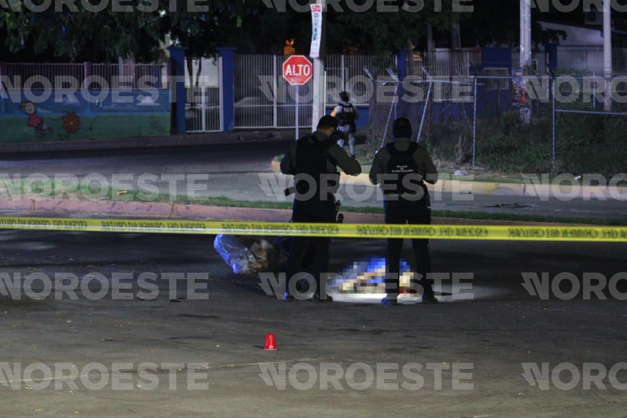 $!Dejan a un hombre asesinado y encintado de cara y manos atrás de Torre Académica de la UAS, en Culiacán