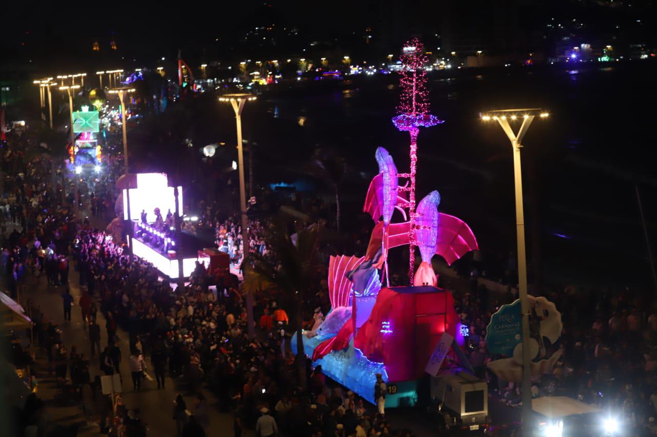 $!Color y alegría inundan el malecón de Mazatlán durante el segundo desfile del Carnaval