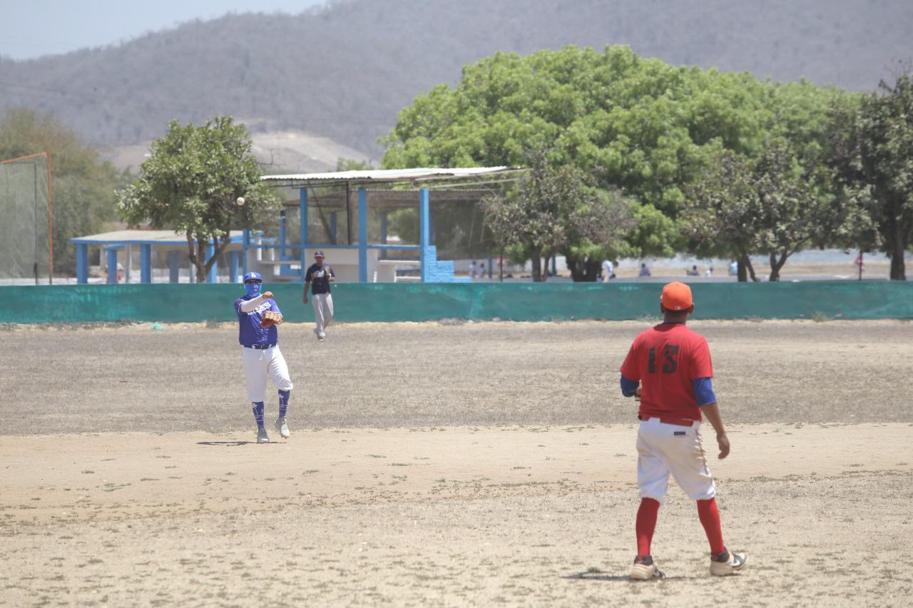 $!Grupo Rigel y Familia Escobar van por la corona del beisbol Máster del Club Chololos