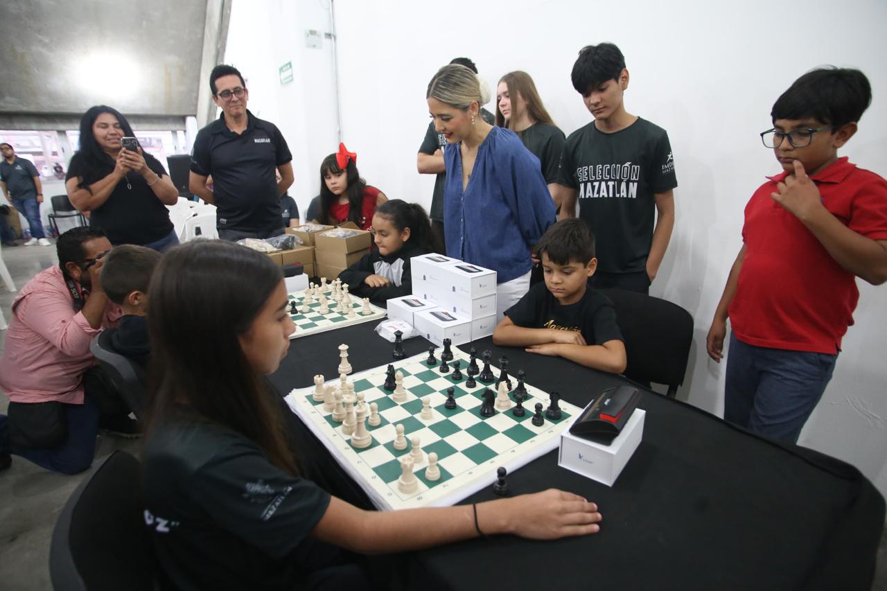 $!Entregan material deportivo en apoyo a más de 400 atletas mazatlecos