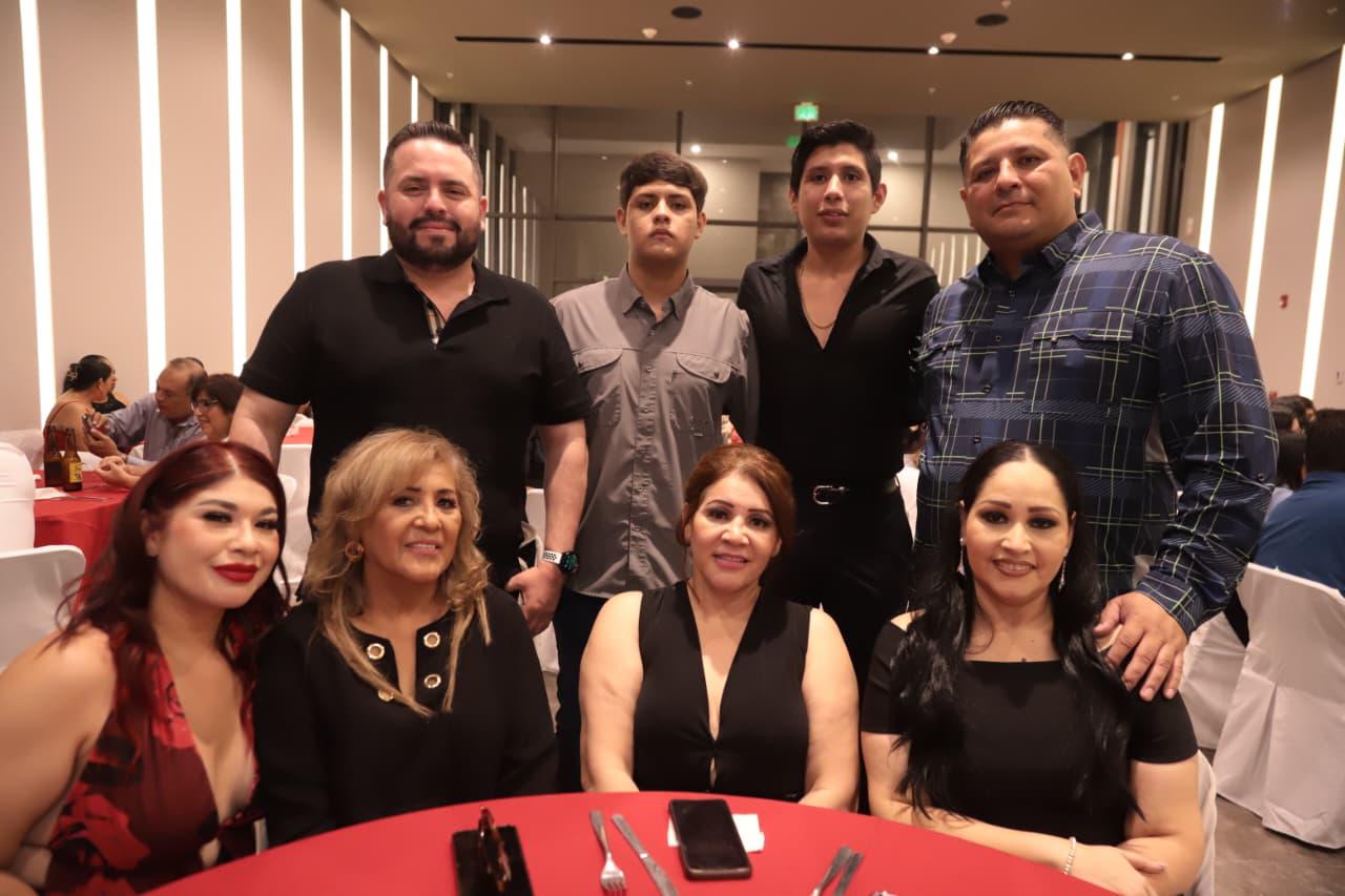 $!Juan Guereña, Eduardo Robles, Saúl Isaac Robles, Saúl Robles, Lizeth López, Lorena Guadalupe Robles, Gabriela Robles e Irlanda Osuna.