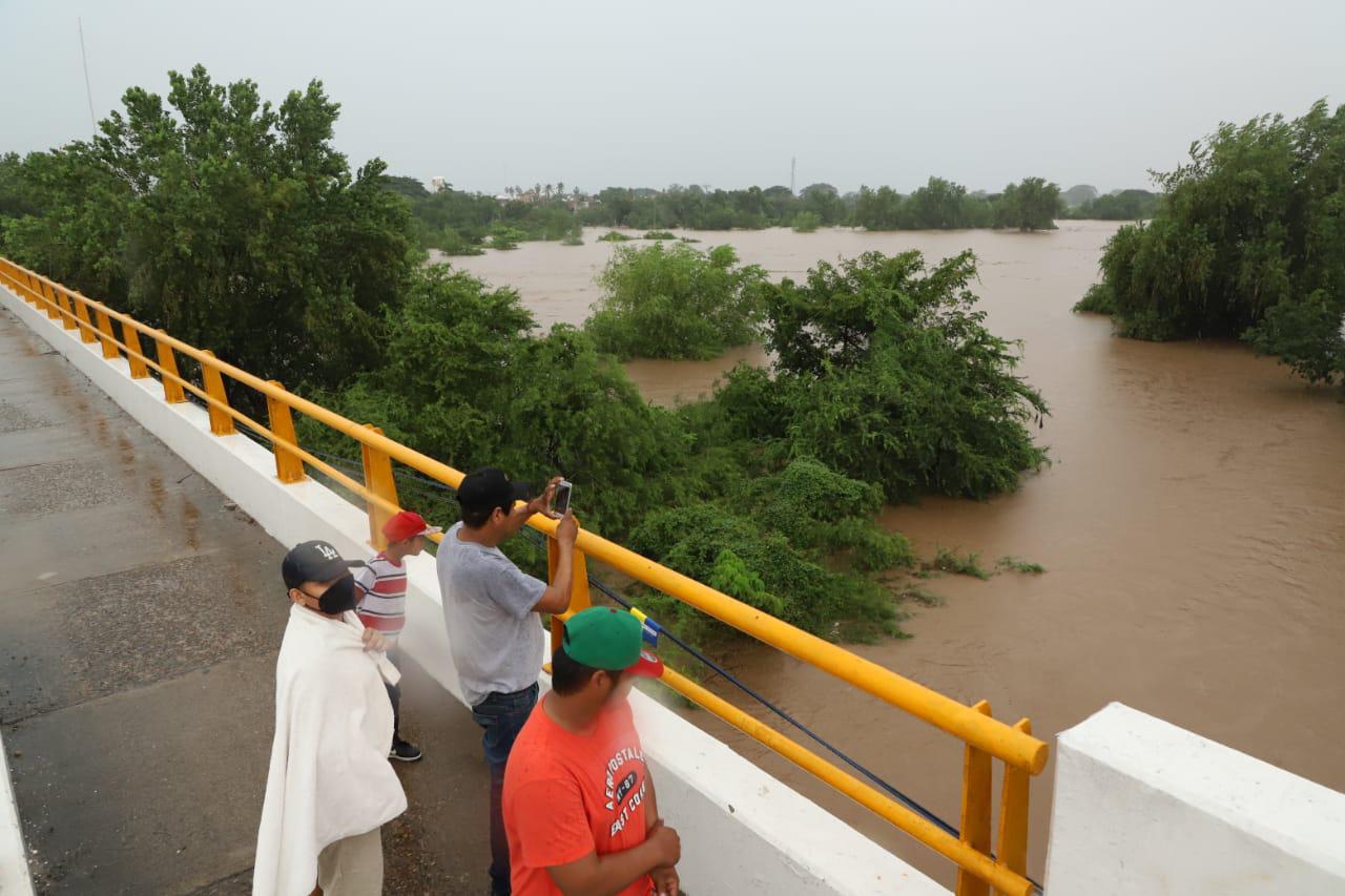 $!Crece el caudal del Río Presidio; evacuan a personas en Barrón y El Walamo, El Pozole y El Vainillo