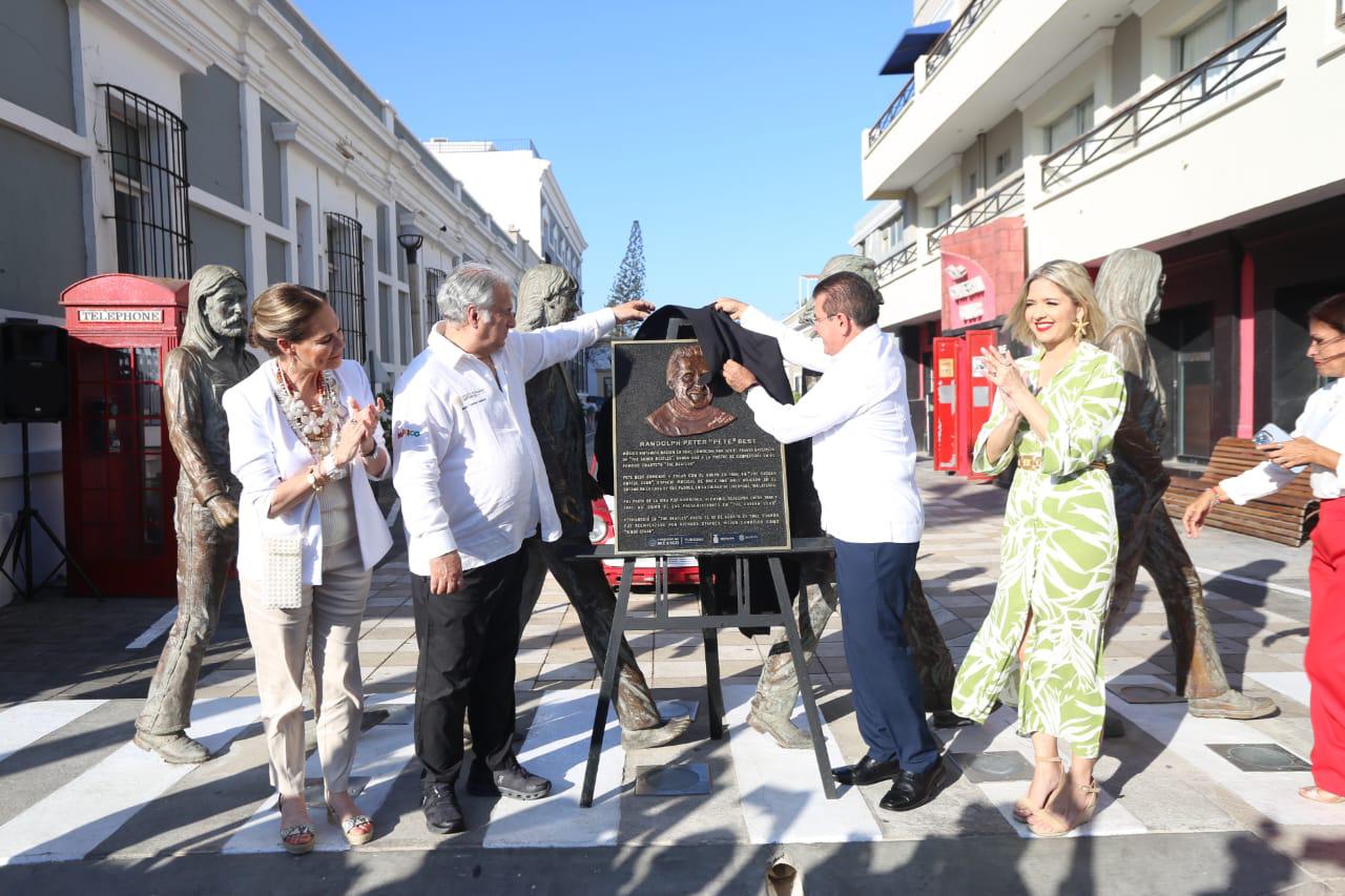 $!Develan placa en honor a ex baterista de The Beatles en Mazatlán