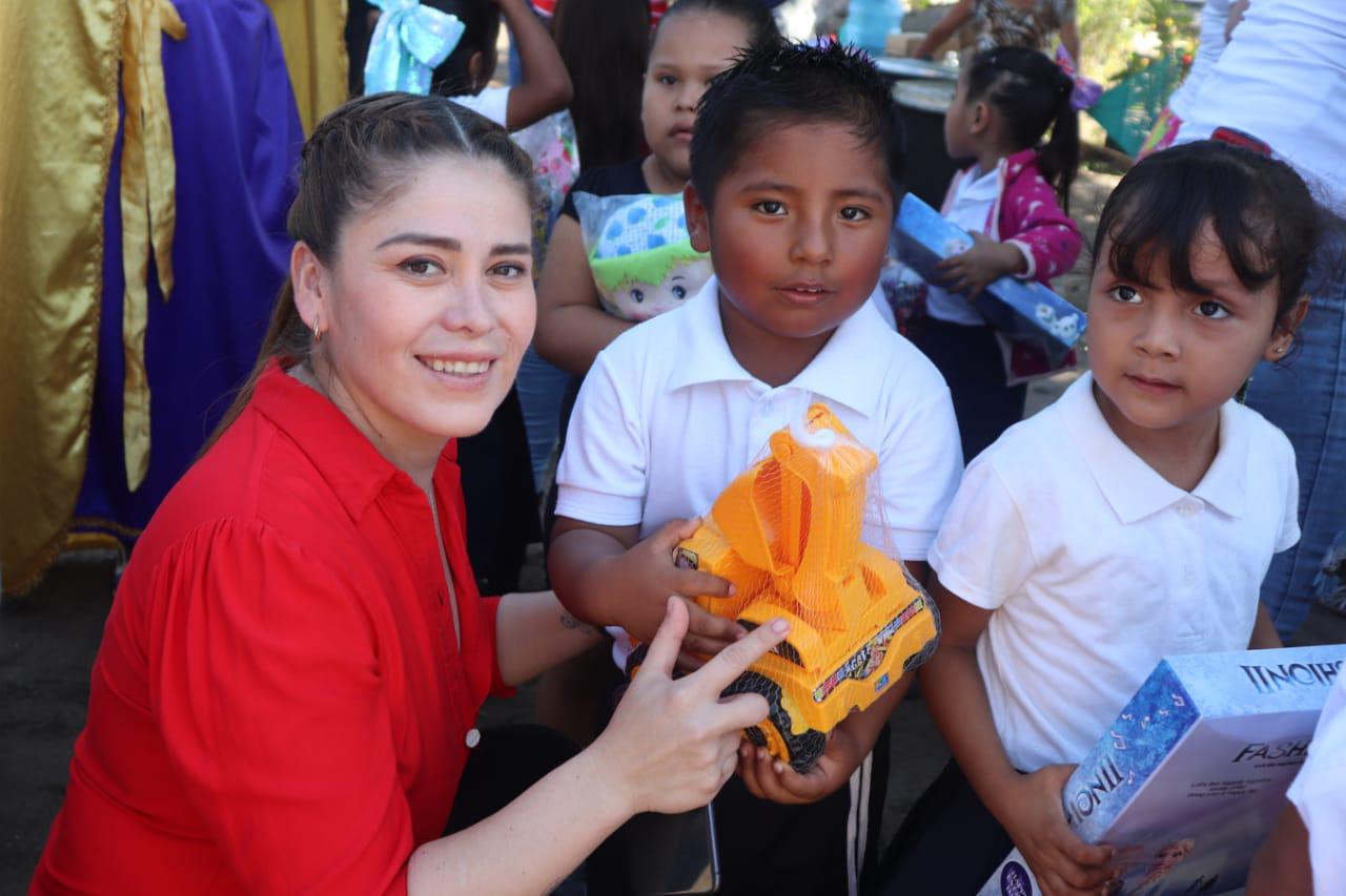 $!Caravana navideña lleva alegría a niños de la colonia Morelos y la Isla del Bosque, Escuinapa