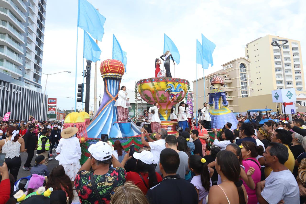 $!Se despide la realeza con emotividad en el segundo y último desfile del Carnaval de Mazatlán 2024