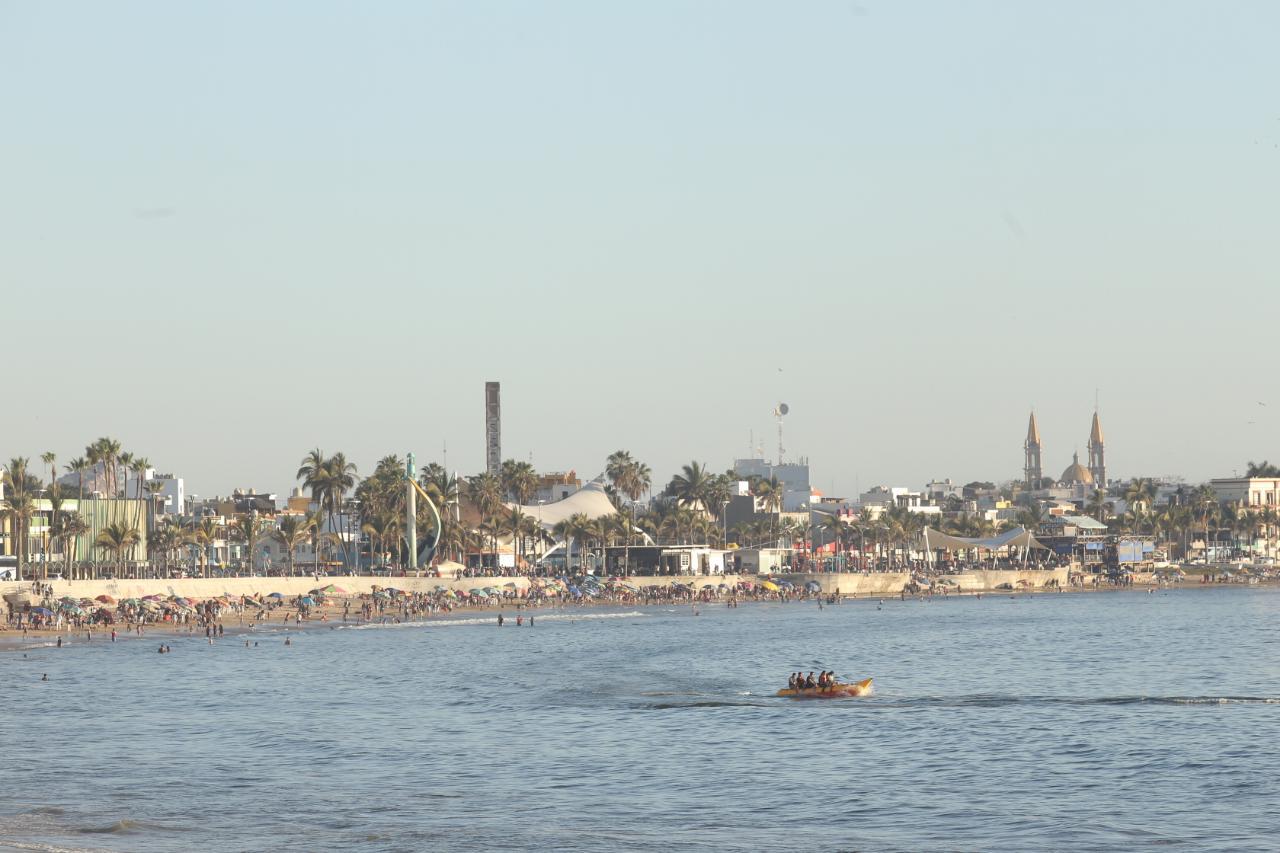 $!Acuden más de 10 mil bañistas a las playas de Mazatlán entre el sábado y domingo