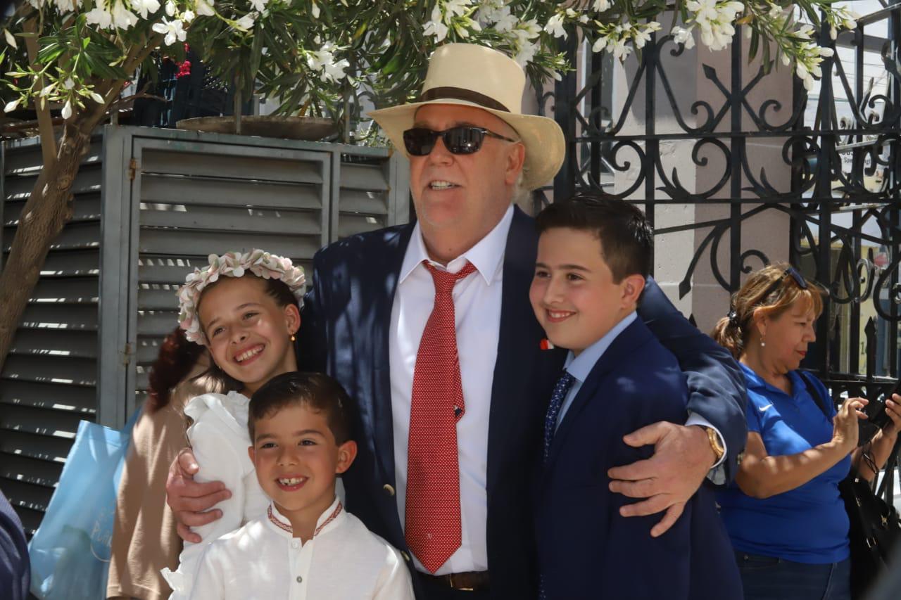 $!El es Carlos Berdegué con los hijos de Juan Carlos Ordaz.