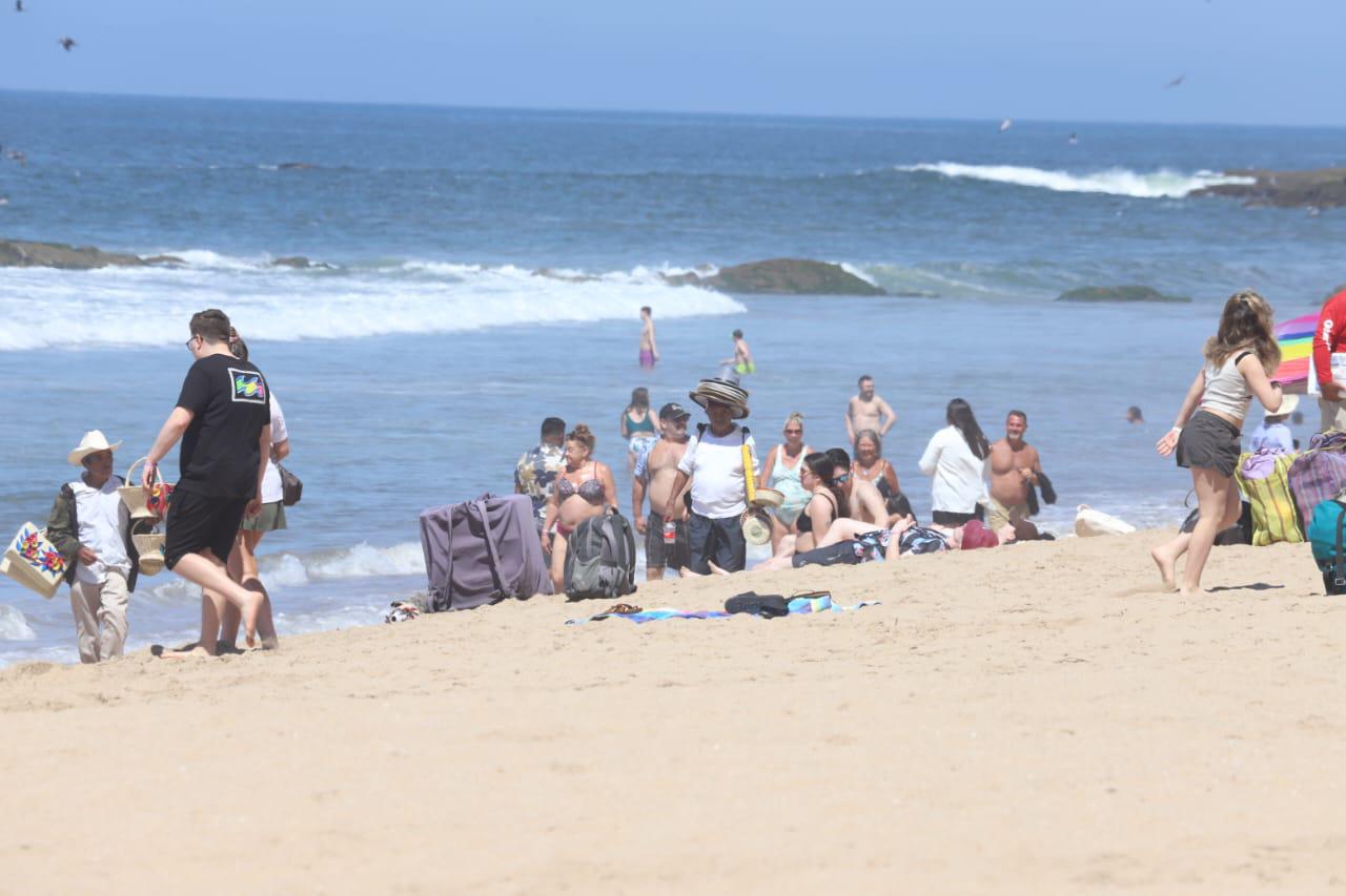 $!Llegan poco a poco bañistas a las playas de Mazatlán para disfrutar del Sábado de Gloria