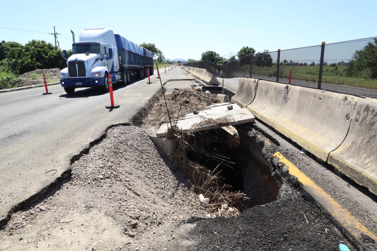 $!Llena de baches y hoyos, pero ya cobran de nuevo en la Autopista Mazatlán-Culiacán