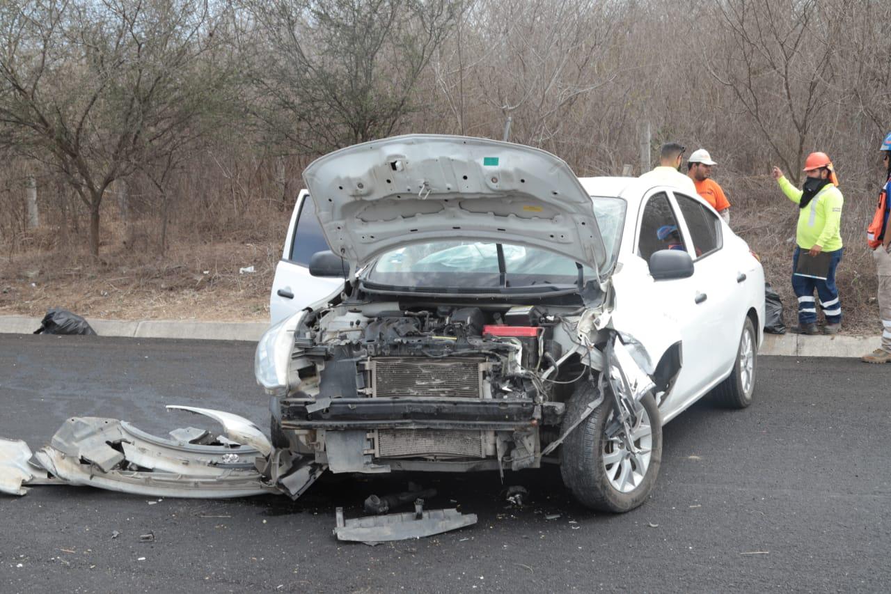 $!Auto choca contra muro de contención en el entronque al Aeropuerto del Libramiento Mazatlán