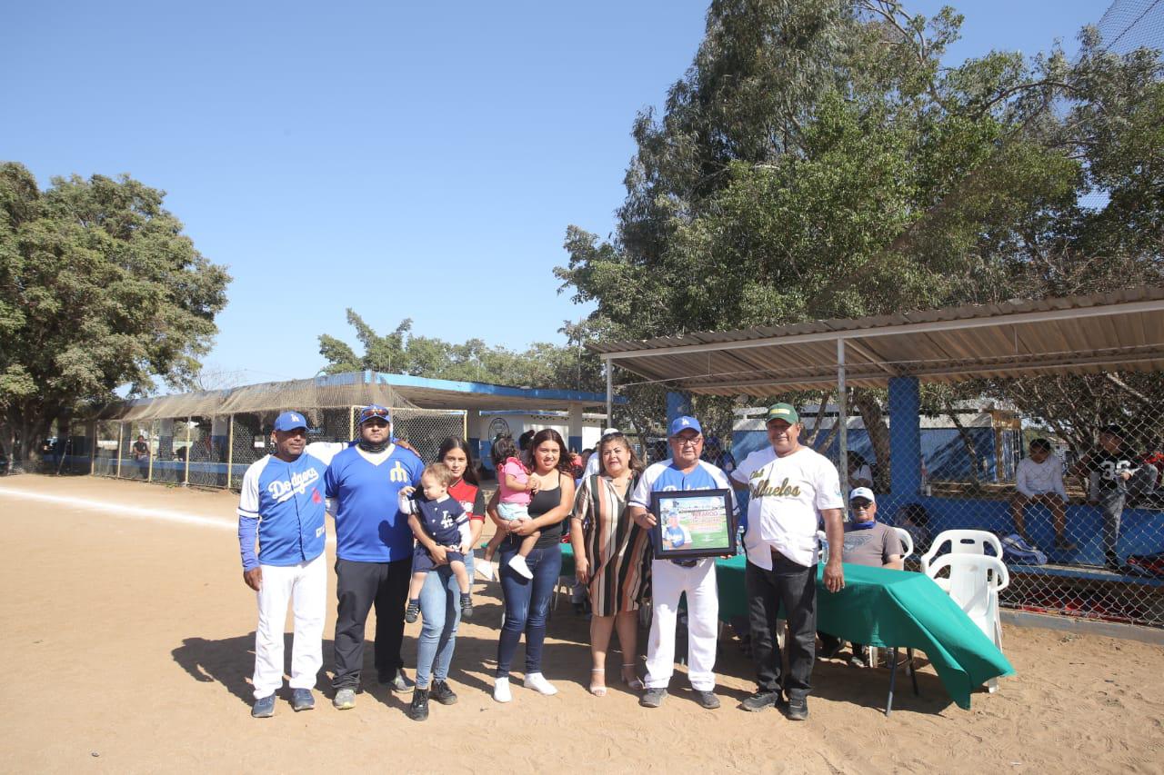 $!Gran fiesta se vive durante la ceremonia inaugural de la Liga de Beisbol Sabatina Interna 2022 del Club Polluelos