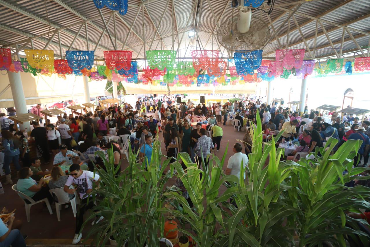 $!Asisten cientos de personas a la quinta Feria del Tamal en el Pueblo Señorial de La Noria