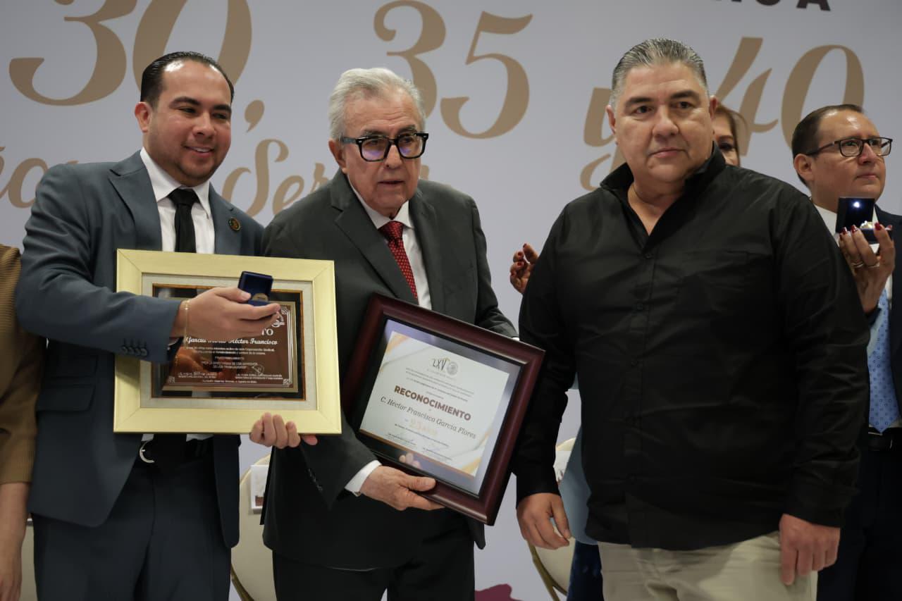 $!Reciben medallas 267 trabajadores del Stase con más de 25 años de servicio en el Gobierno de Sinaloa