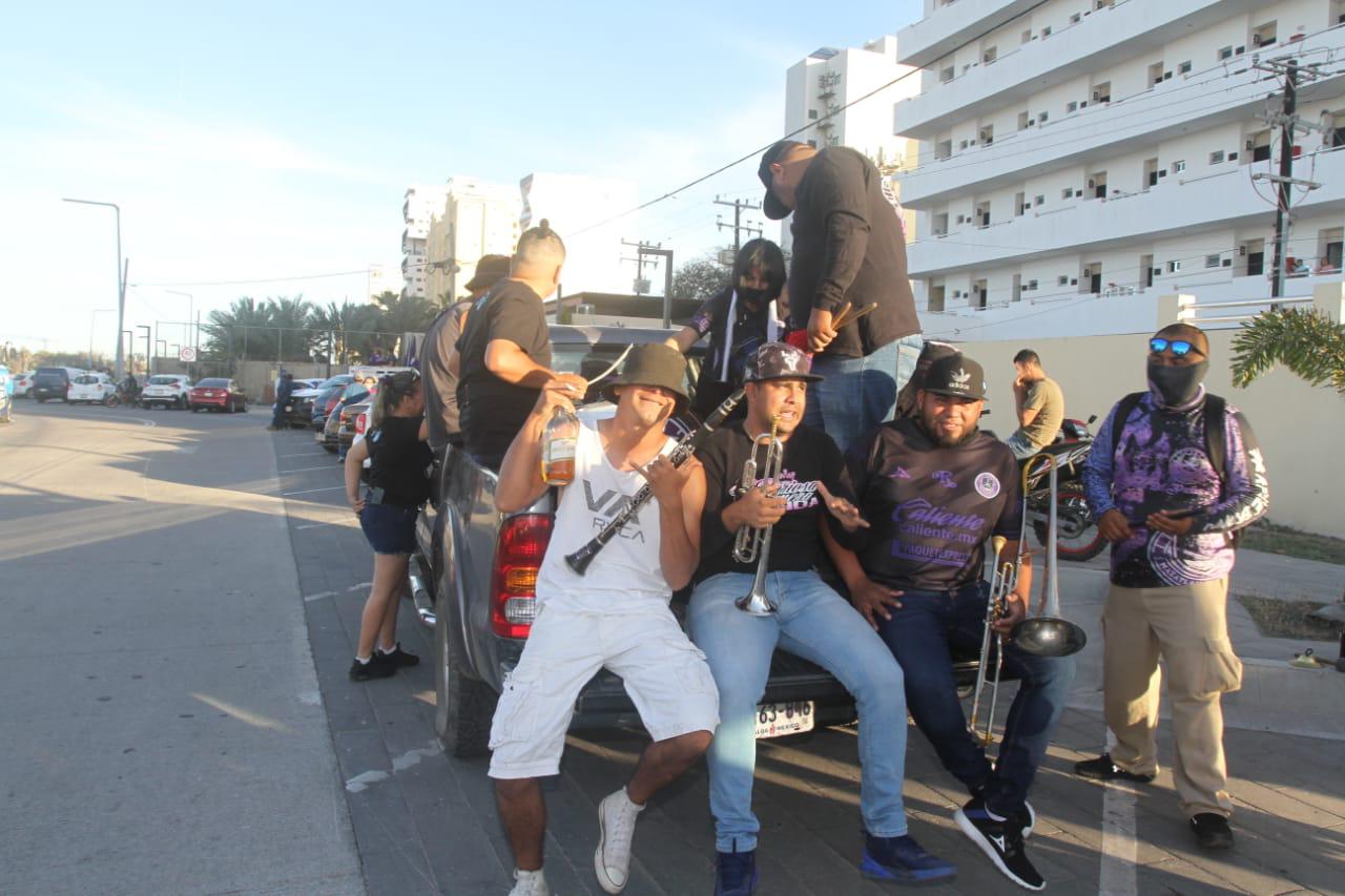 $!La Caravana Cañonera inunda de morado el Malecón de Mazatlán