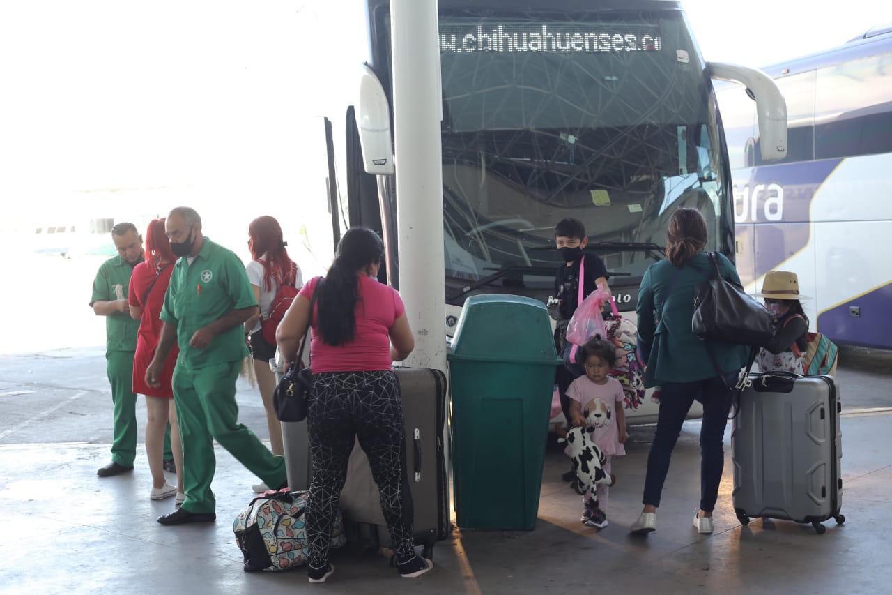 $!Los turistas abarrotan las centrales camioneras de Mazatlán