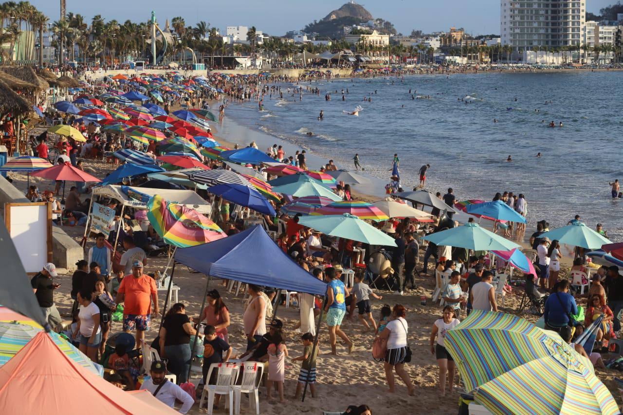 $!Disfrutan hasta el último minuto de vacaciones en Mazatlán