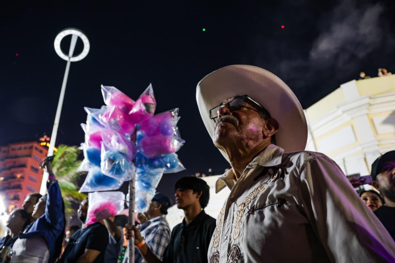 $!Disfrutan miles del Combate Naval del Carnaval a ritmo de música de banda