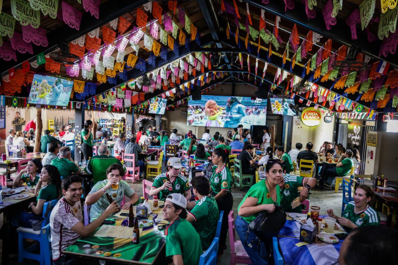 $!La fe de la afición en el Tri se desborda en los bares locales de Culiacán