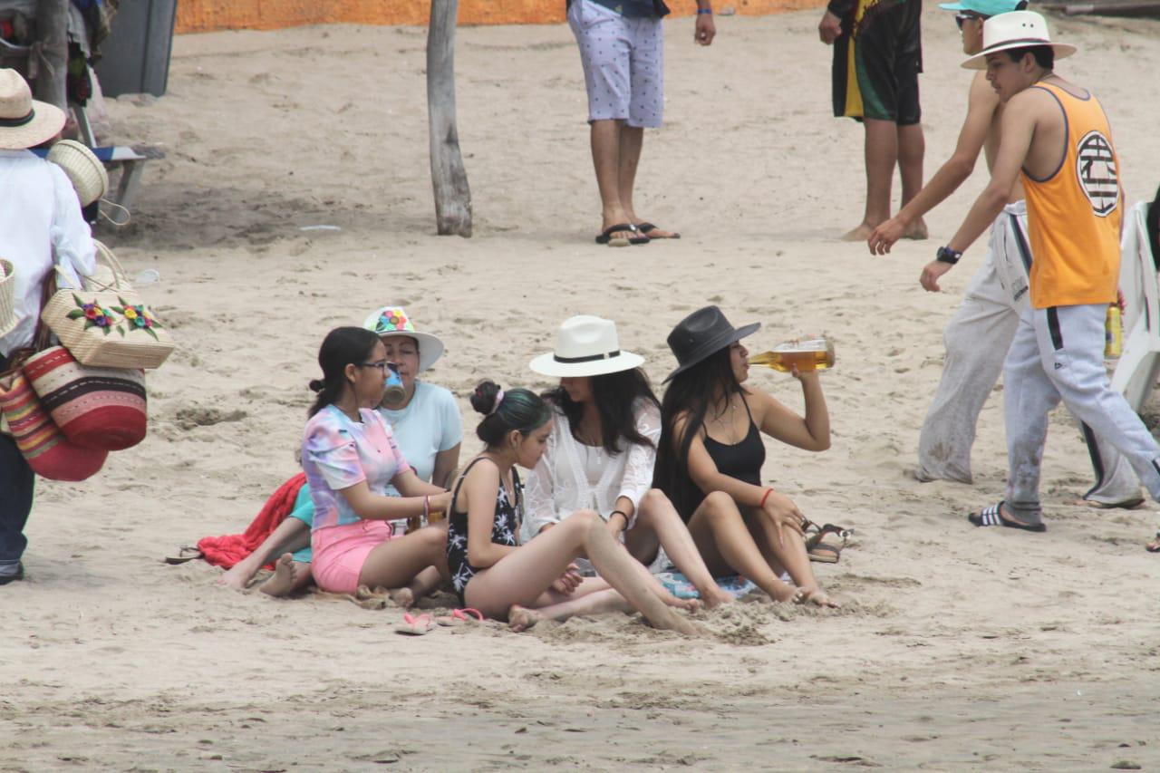 $!Bañistas abarrotan las playas de Mazatlán este Sábado de Gloria