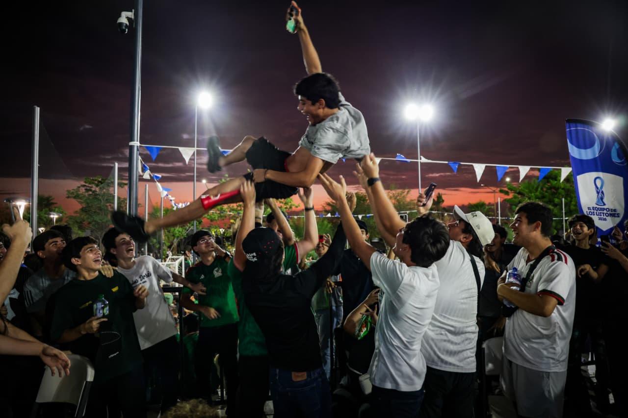 $!México domina a Ecuador en medio tiempo con dos goles y la plaza estalla con cada gol