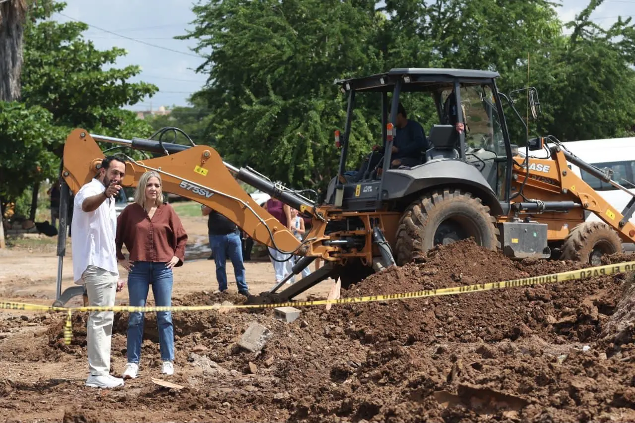 $!Evitando a la prensa, Estrella Palacios supervisa obra de pavimentación en Rincón de Mazatlán