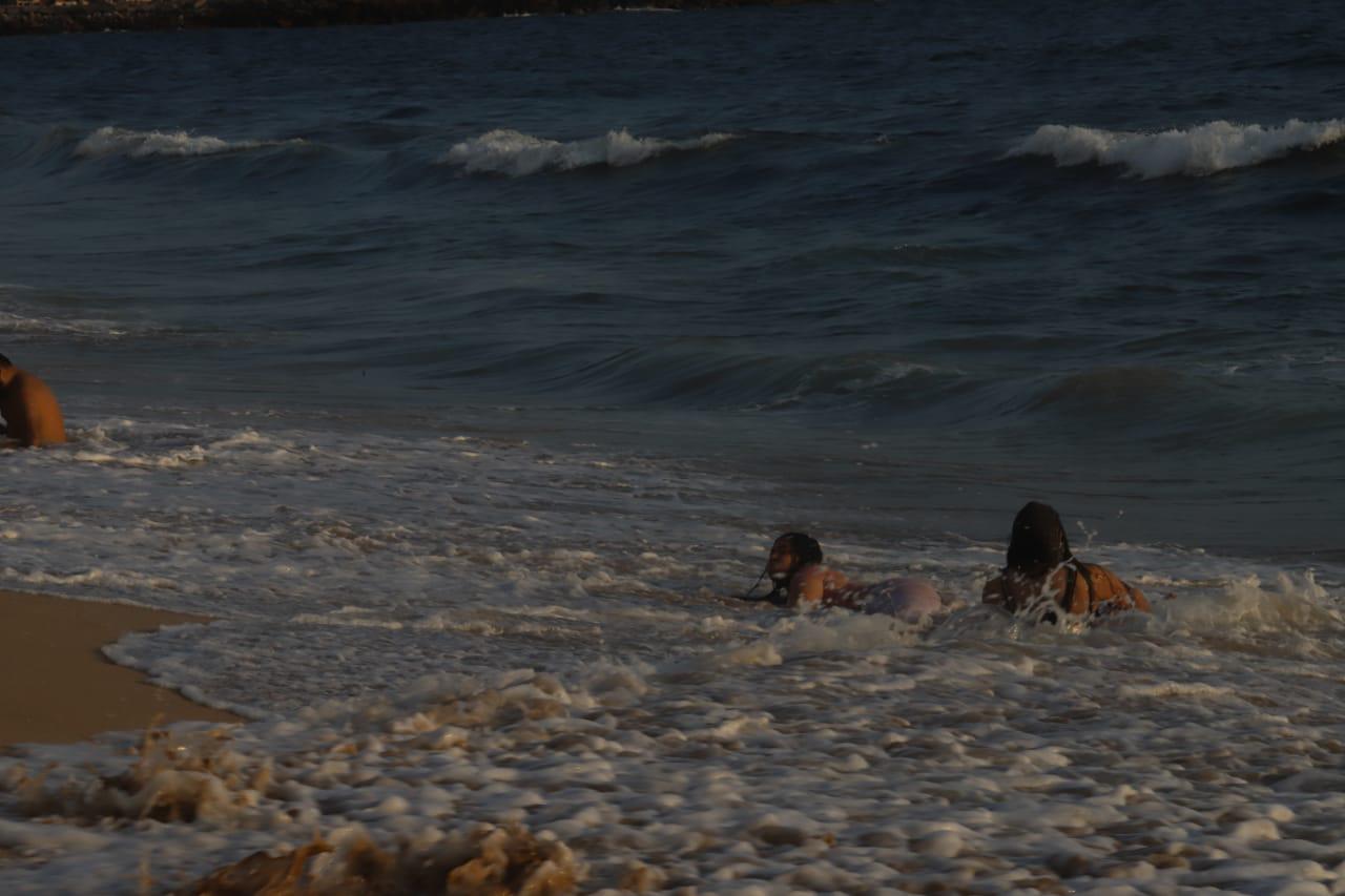 $!Cierran de nuevo playas de Mazatlán debido a oleaje elevado; olvidan colocar señalamientos