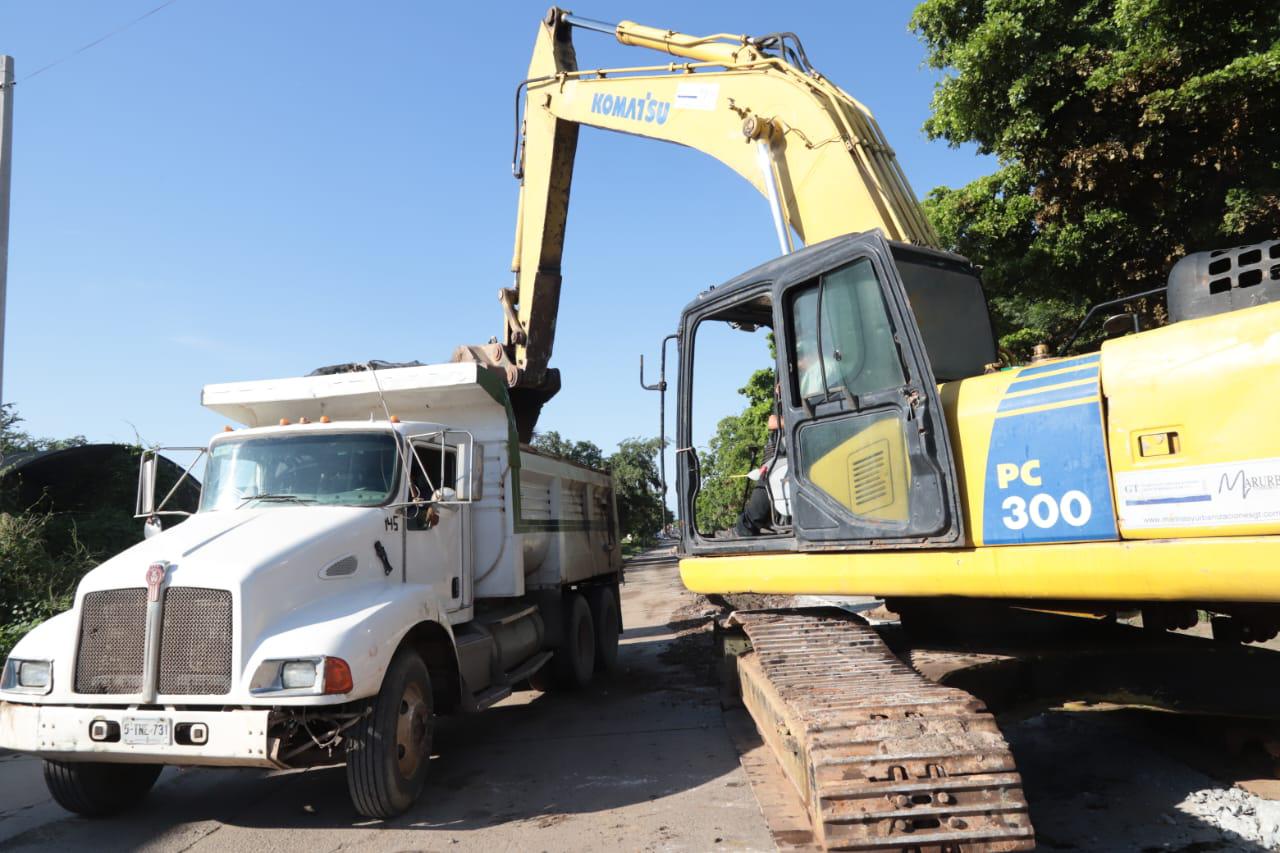 $!Piden vecinos que trabajos en el colector Jabalíes sean de noche para no obstruir tráfico