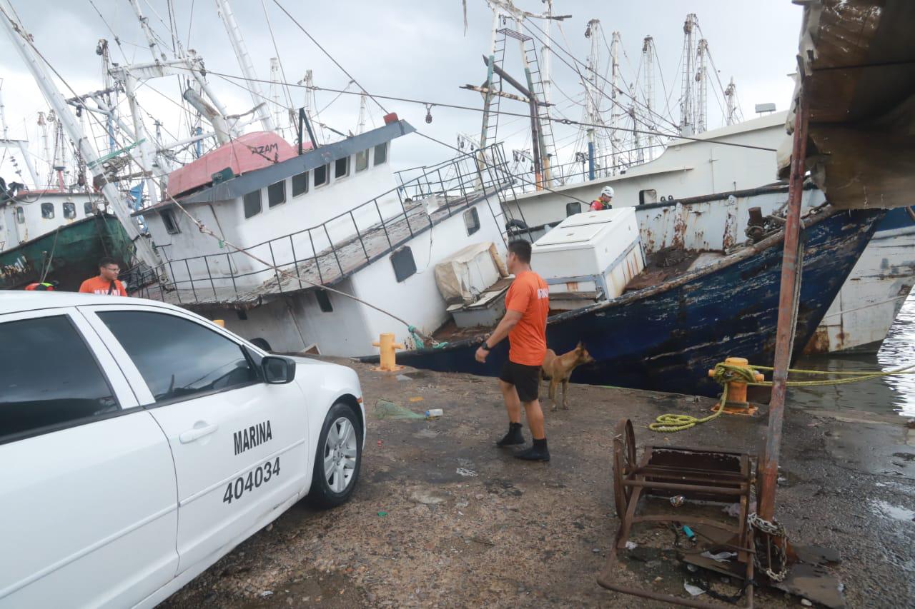 $!Se hunde barco camaronero atracado en el muelle del Bonfil